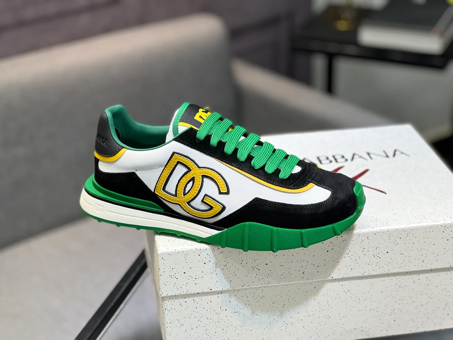 Men's shoes 💰560 Dolce&Gabbana D&G's latest casual sports shoes. Original purchase, development and production. DG's latest explosion. The tongue has the brand's iconic details. It is fashionable and versatile and can add luster to various looks. Create an exquisite design with unique dynamic vitality and modern atmosphere, showing modern and elegant style. Exquisite packaging at the delivery counter🛍📦 ▪️Fabric: Original customized cowhide, lining: Original customized breathable lining, Size: Men's 38-44 (45 46 customized)